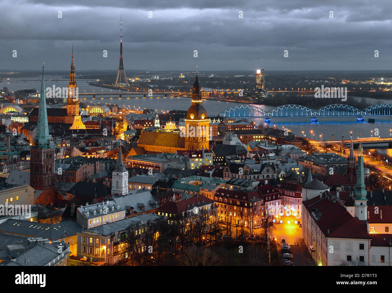 Aerial Architektur Kunst baltischen blauer Himmel Gebäude gebaut Hauptstadt Zentrum Kirche der Stadt Riga, Lettland. Alten Riga view.construction Grafen Stockfoto