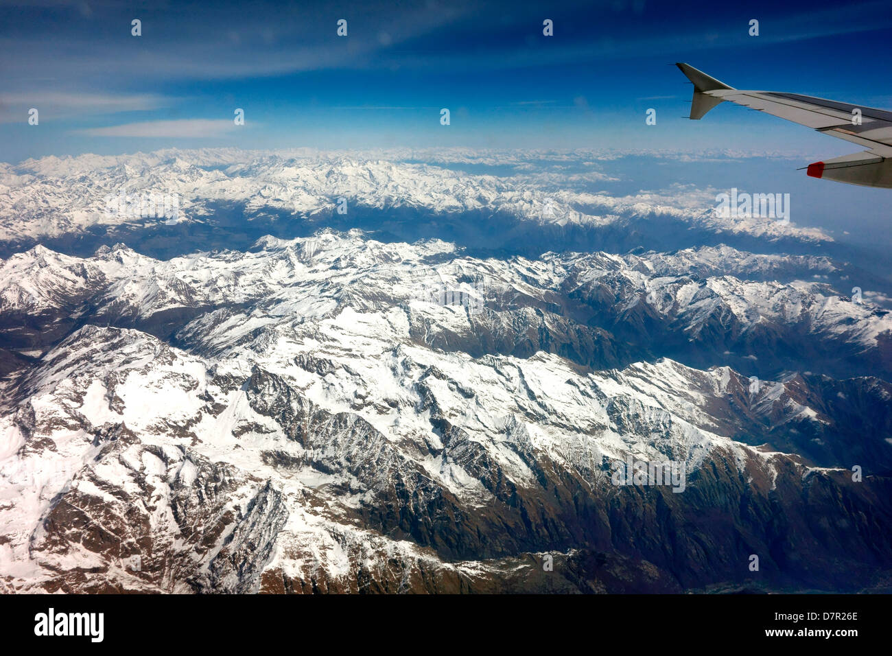 Schneebedeckte Berge der Alpen aus der Luft Stockfoto