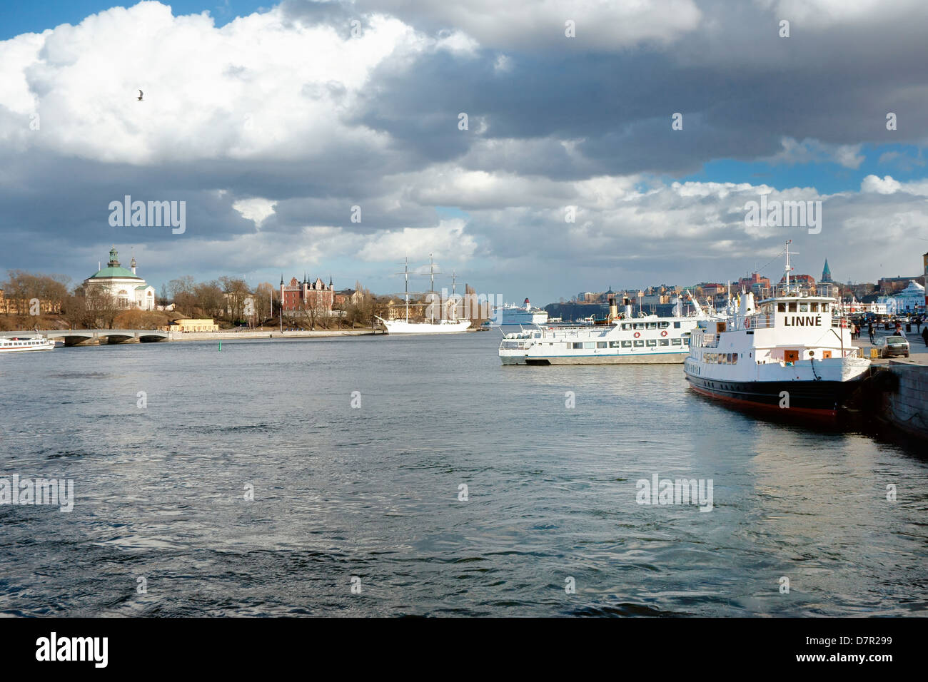 Boote aufgereiht über Stockholm Hafen Stockfoto