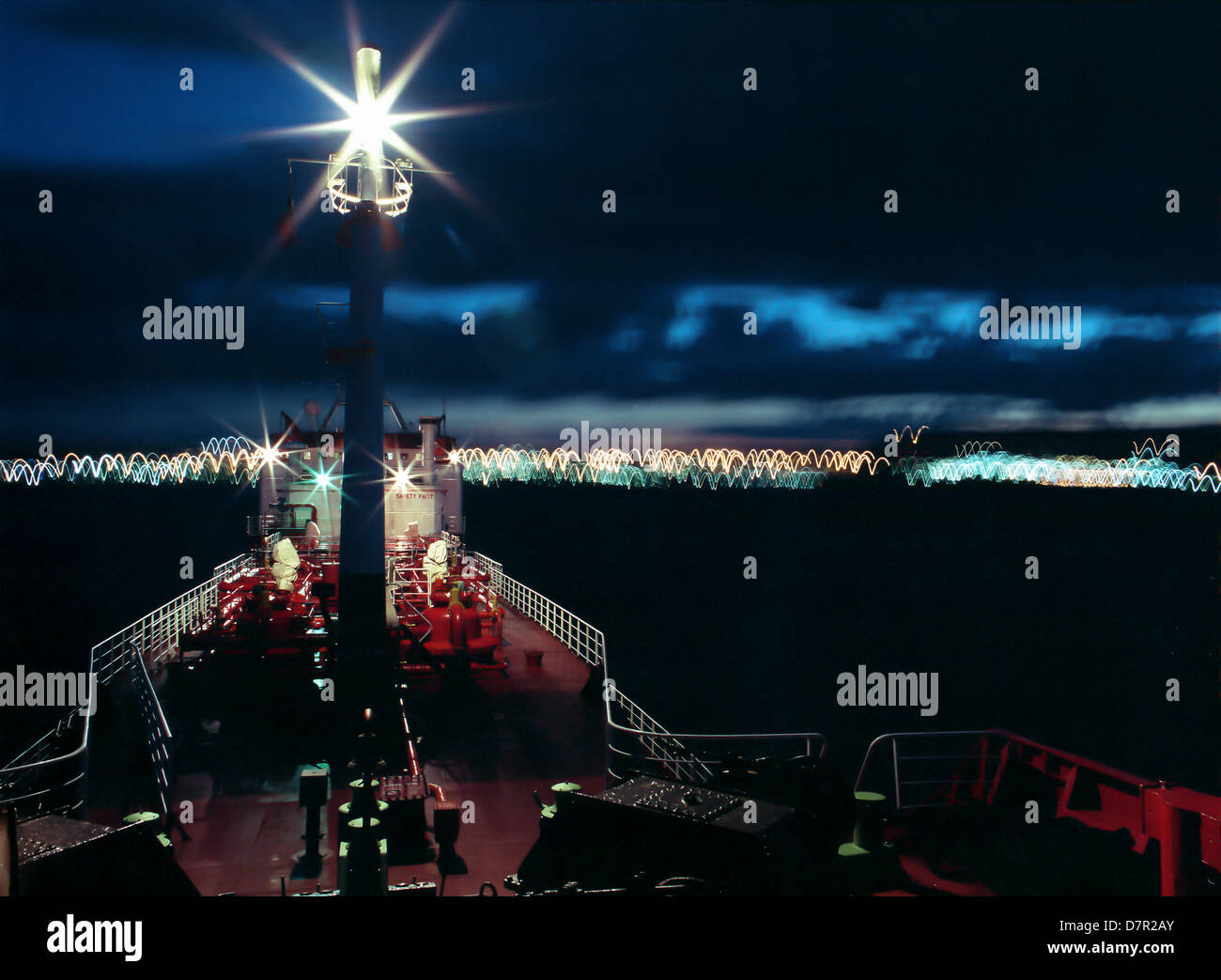 Nacht, Meer, Meer, Schiff, Fracht, Schiff, lpg, Gas, Träger, Beleuchtung, Lampe, Meer, Küste, Stadt, Moving, tanker Stockfoto