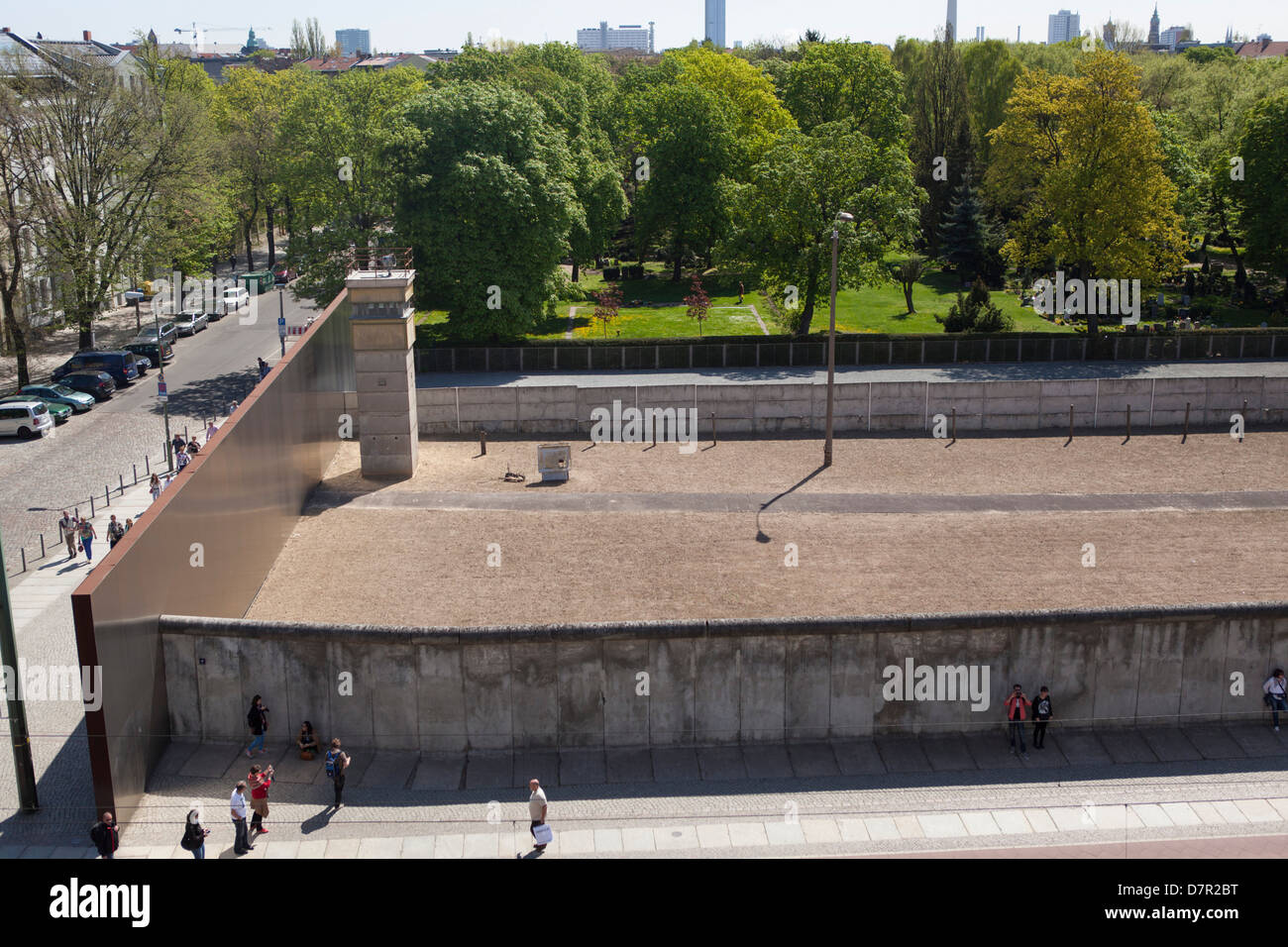 Aussichtsturm mit Blick auf die ursprüngliche Grenzanlagen an das Dokumentationszentrum der Berliner Mauer. Stockfoto
