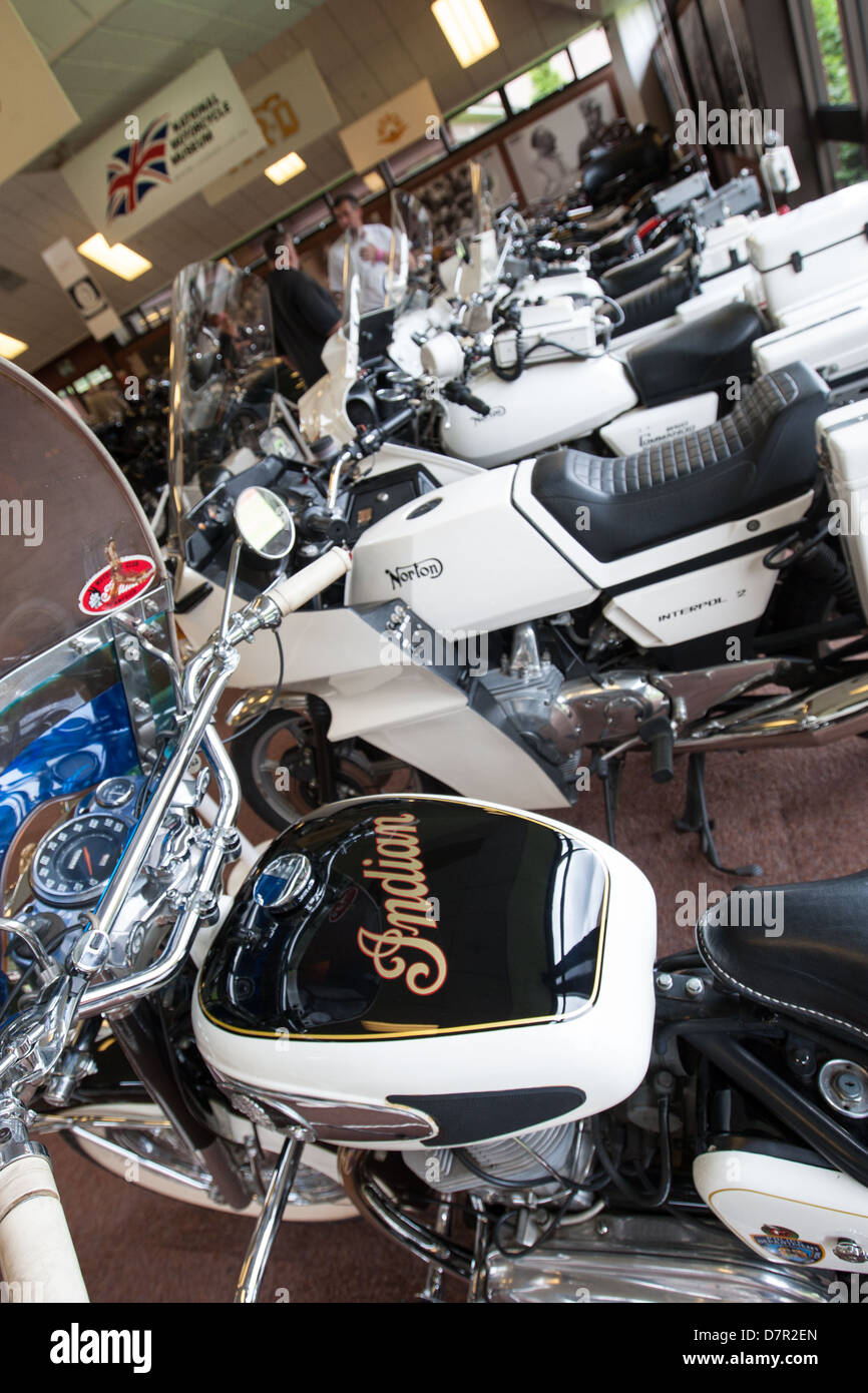 US Police Indian Patrouille Motorrad. National Motorcycle Museum, Birmingham. Norton Polizeifahrrad im Hintergrund. Stockfoto