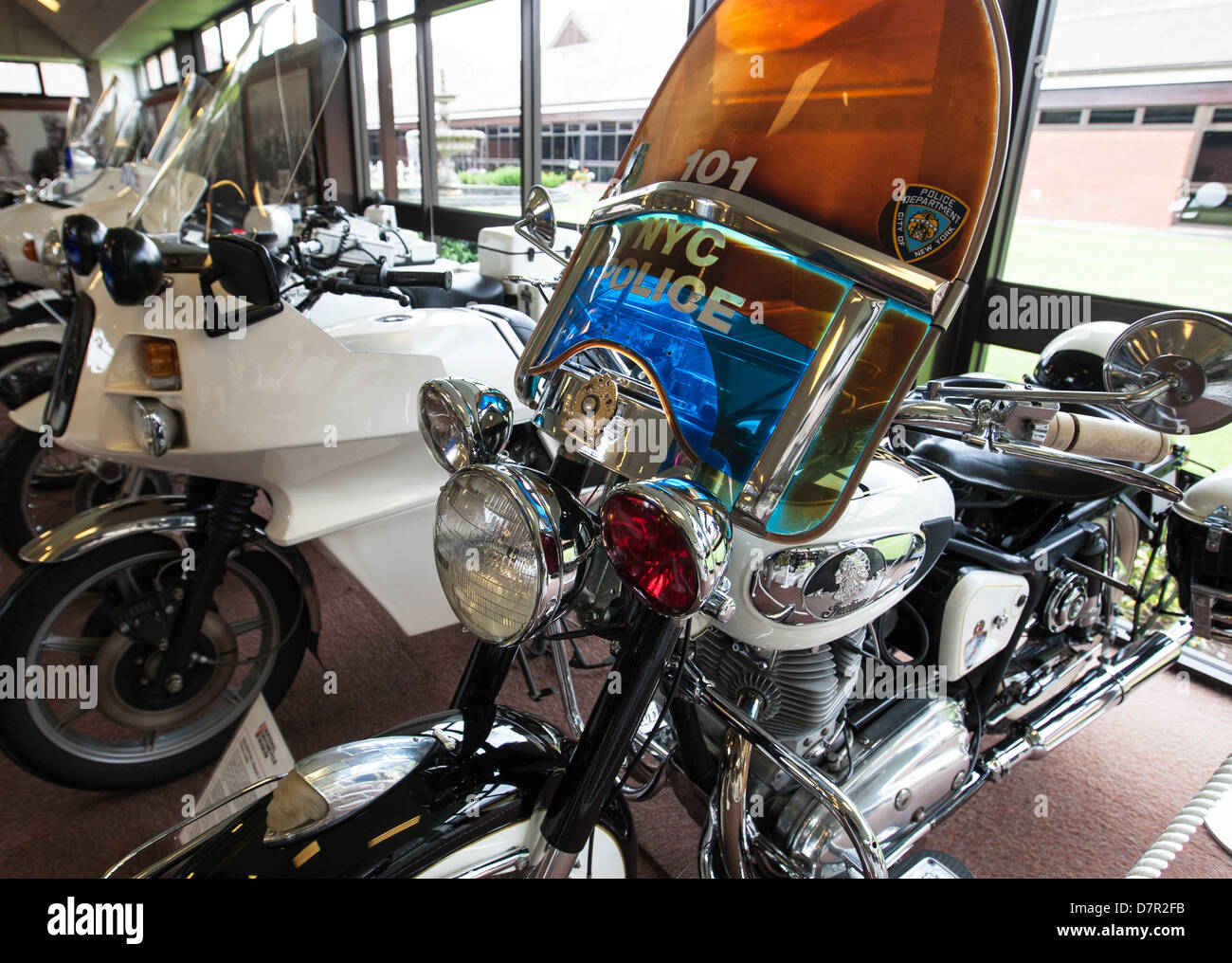 US Police Indian Patrouille Motorrad. National Motorcycle Museum, Birmingham. Norton Polizeifahrrad im Hintergrund. Stockfoto