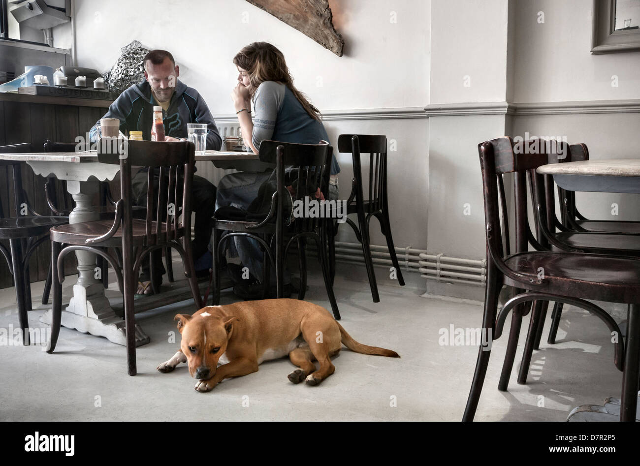Zu zweit mit einem Hund eine Pause in der von Cafe Whitstable Kent UK Stockfoto