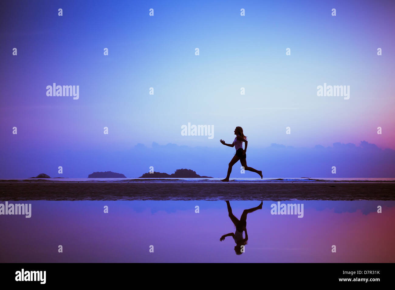 Sport Hintergrundlauf mit Zweck, Frauen-Silhouette am Strand Stockfoto