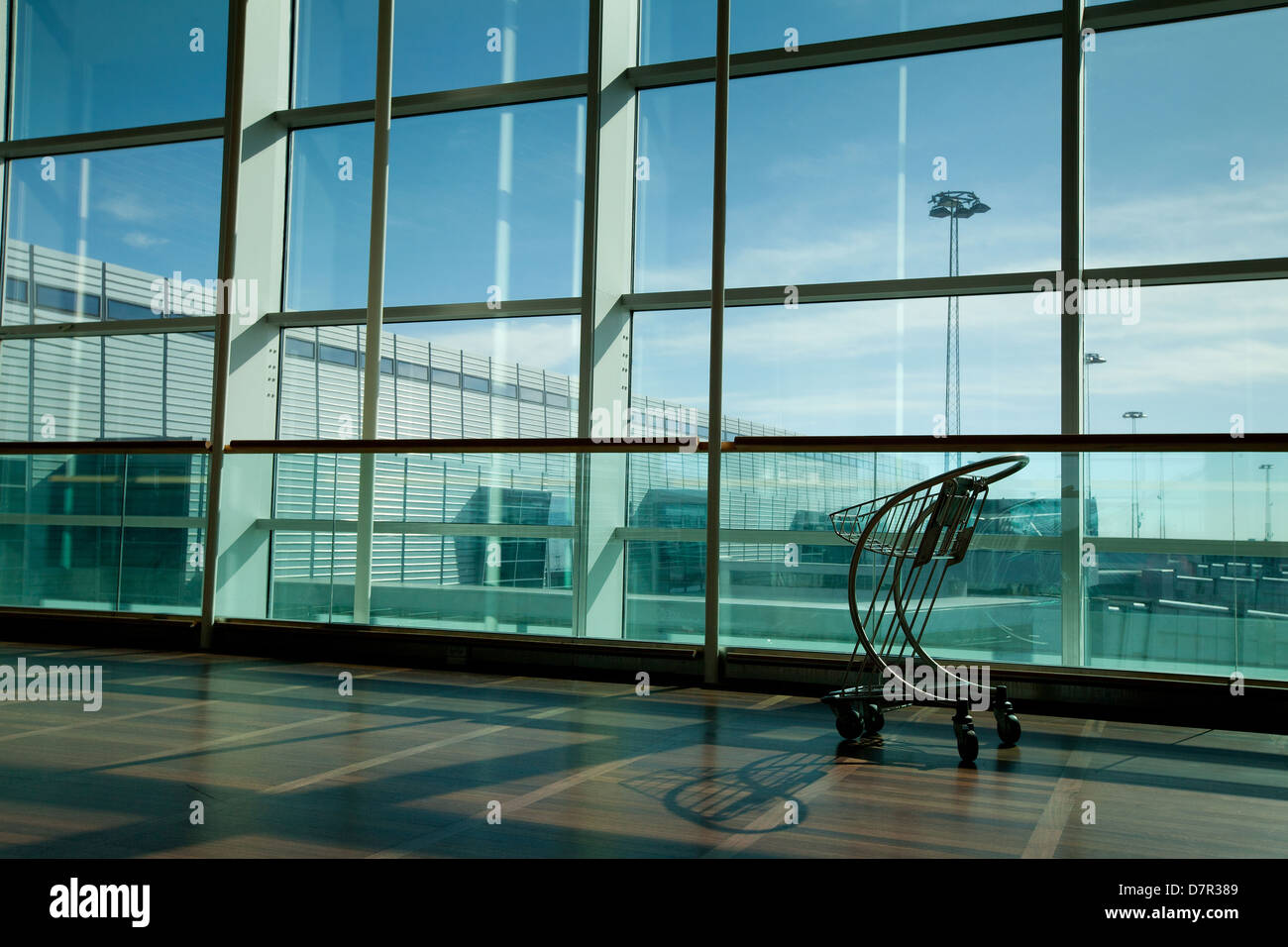 abstrakte Flughafen innen und leeren Wagen für Gepäck Stockfoto