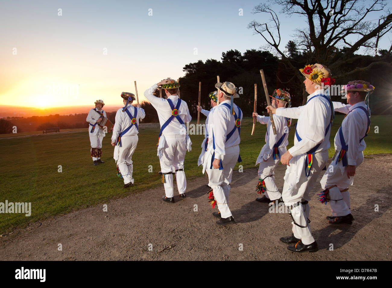 Der Jockey Morris Männer von Birmingham Tanz in den ersten Sonnenaufgang am 1. Mai in Lickey Hills Country Park, Birmingham. Stockfoto