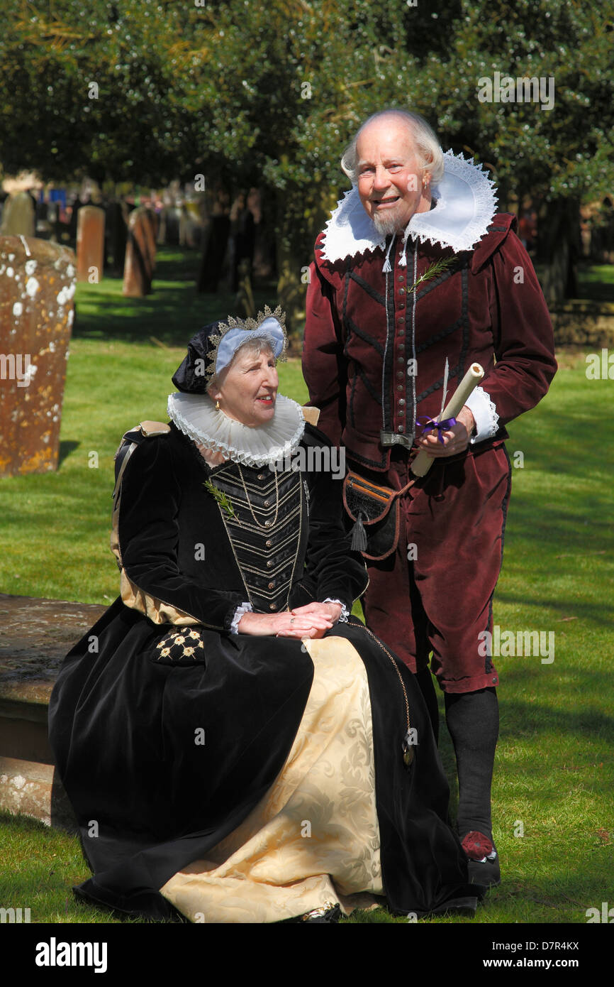 Shakespeare und Anne Hathaway bei der jährlichen Geburtstag-Memorial-Parade in Stratford-upon-Avon. (gestellt von Schauspielern) Stockfoto