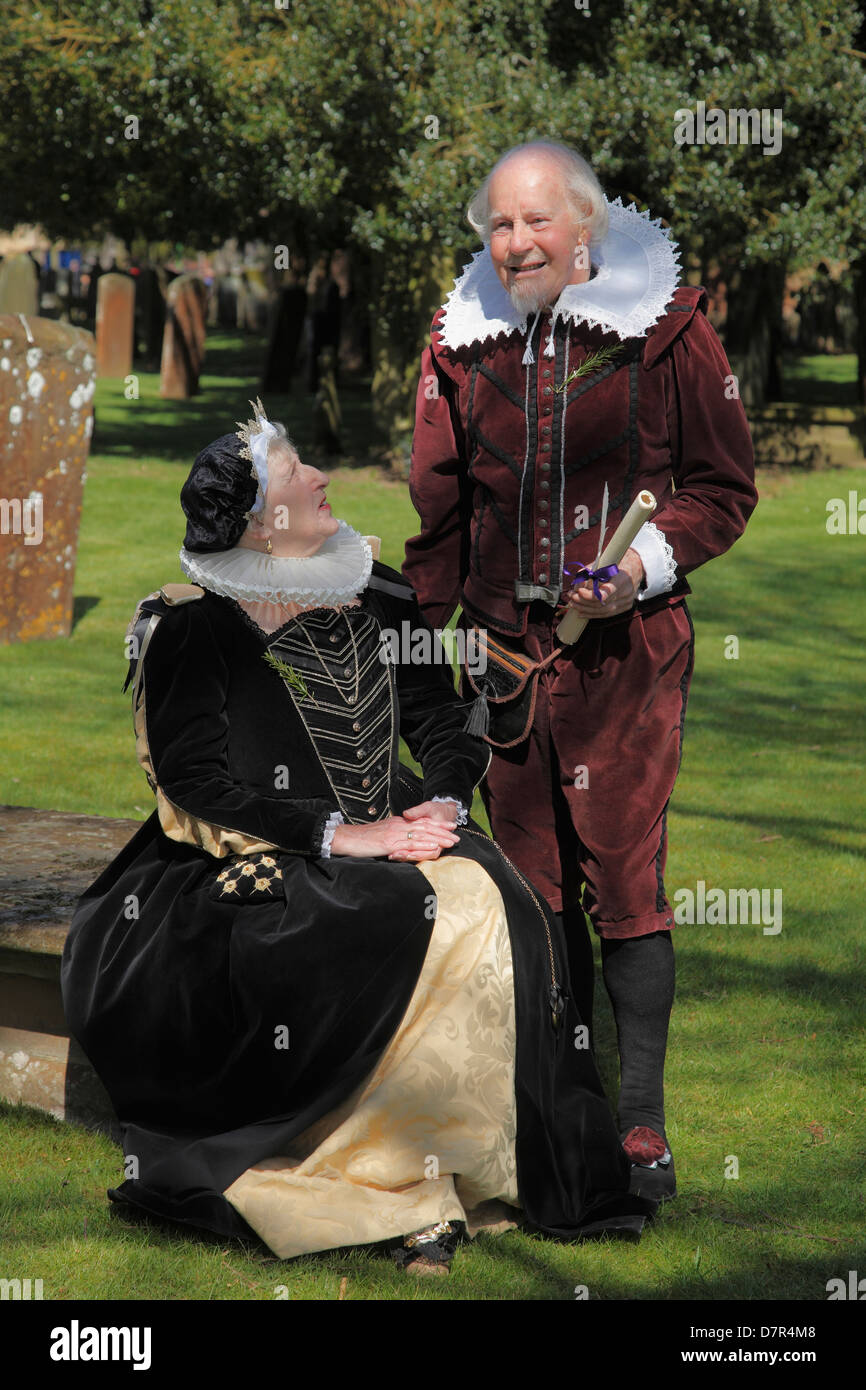 Shakespeare und Anne Hathaway bei der jährlichen Geburtstag-Memorial-Parade in Stratford-upon-Avon. (gestellt von Schauspielern) Stockfoto