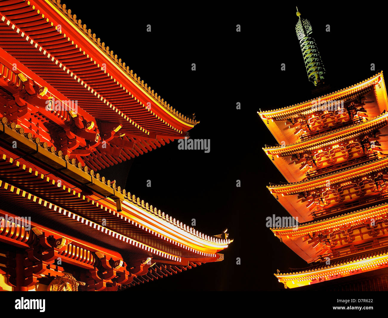 Senso-Ji mit fünf Pagode und Hozomon in der Nacht Stockfoto