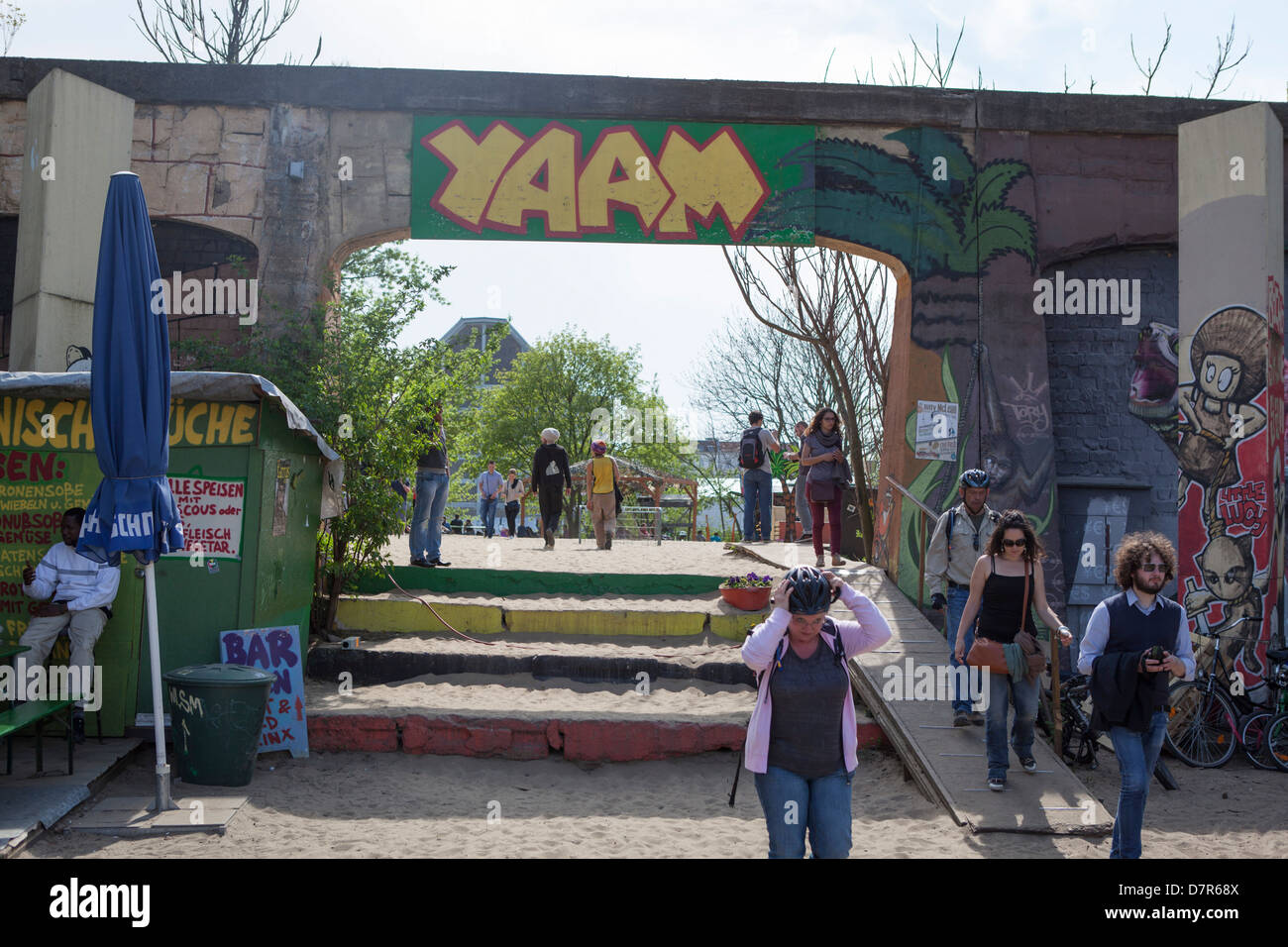 Junge deutsche Menschen im Yaam. Yaam ist einer der wichtigsten Orte Europas für Jugend, Kultur und lifestyle Stockfoto