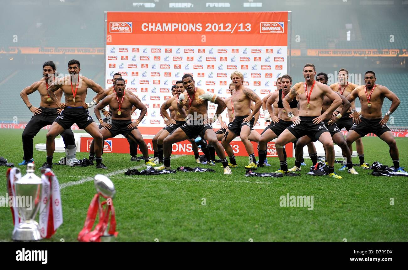 London, UK. 12. Mai 2013.  Twickenham, England. Das neuseeländische Team führen die Haka nach dem Sieg der Marriott London Sevens und die HSBC World Series in Twickenham... Bildnachweis: Action Plus Sport Bilder/Alamy Live News Stockfoto