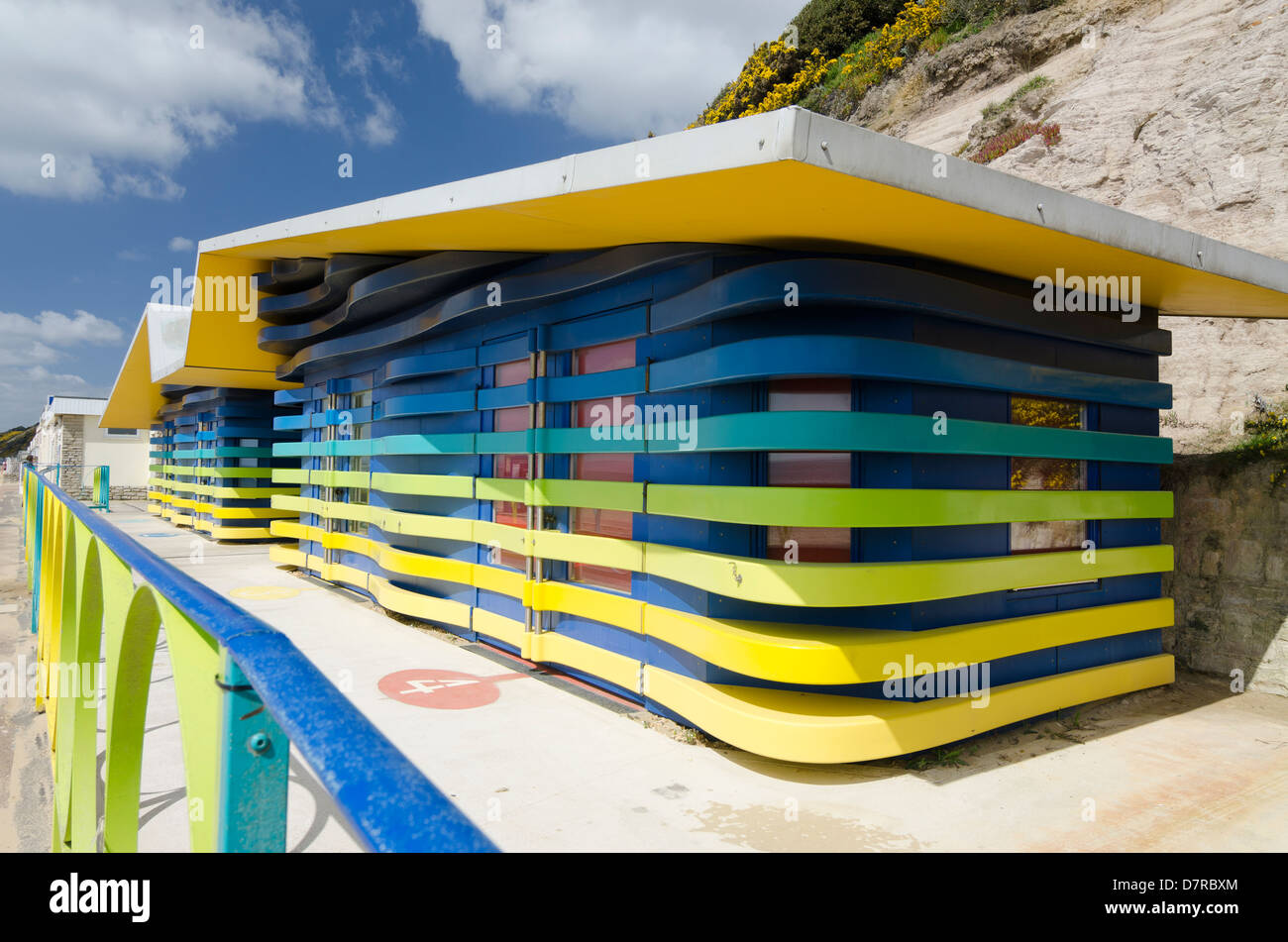 Strandhütten mit Einrichtungen für behinderte Benutzer. Boscombe Dorset Stockfoto