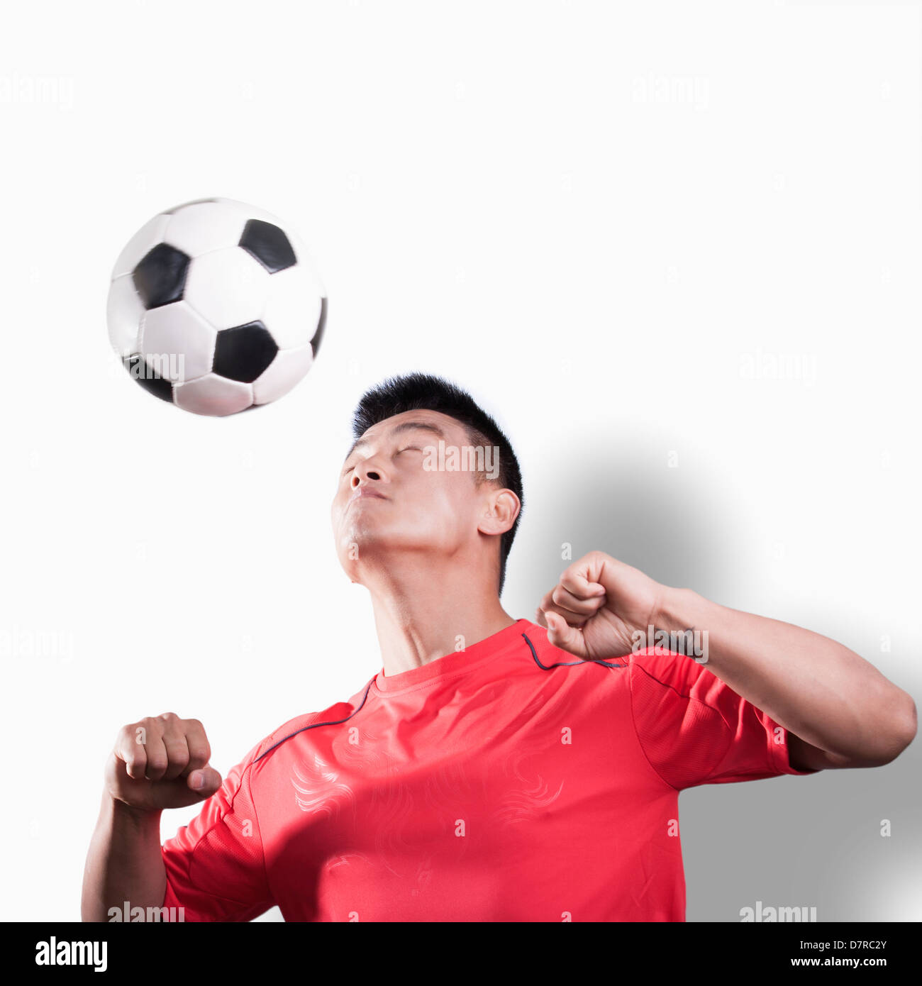 Fußballer, die Position der Kugel, weißer Hintergrund Stockfoto