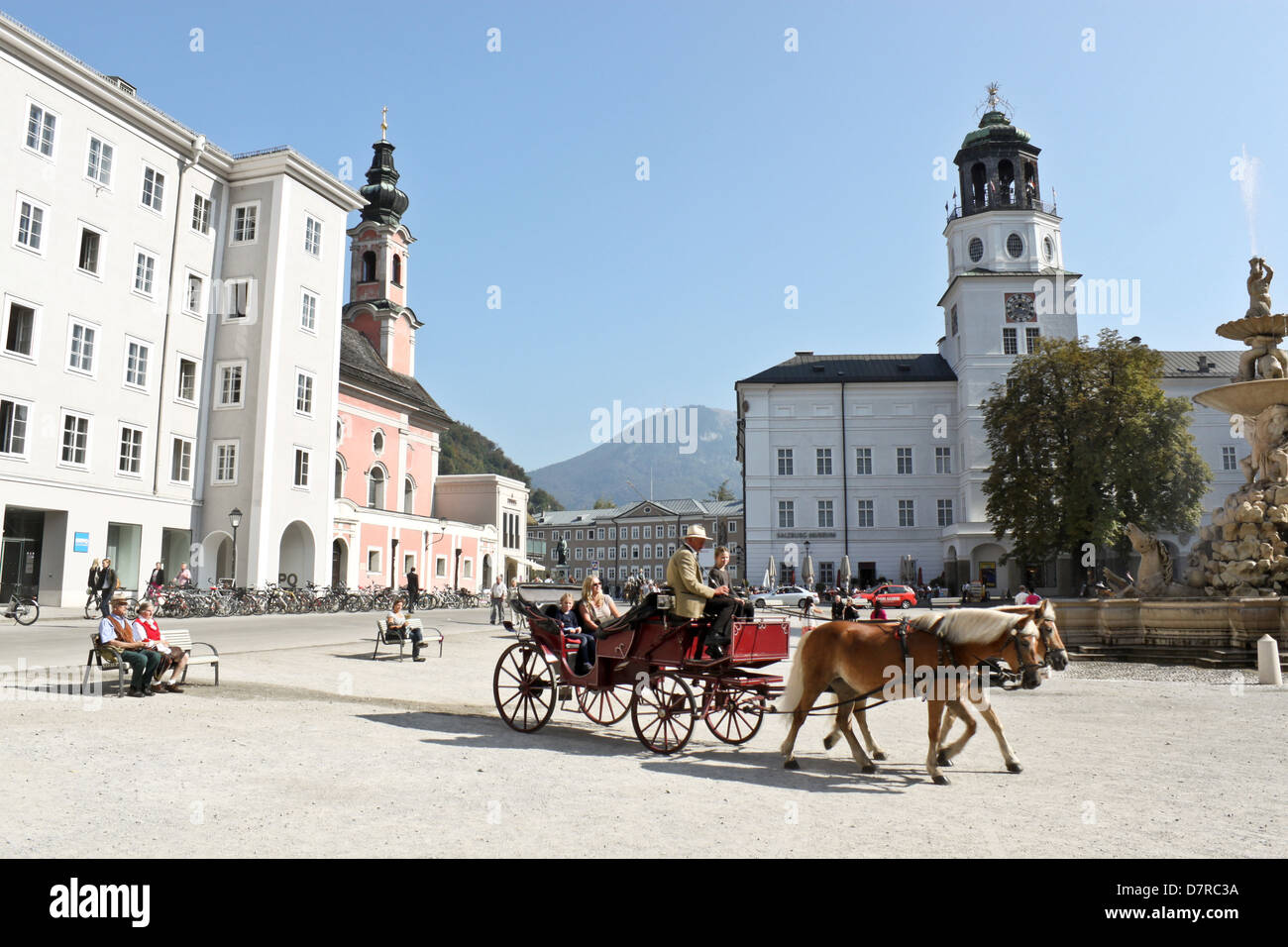 SALZBURG - 4. Oktober: Touristen Fahrt eine Pferdekutsche auf Residenzplatz am 4. Oktober 2011 in Salzburg, Österreich. Stockfoto