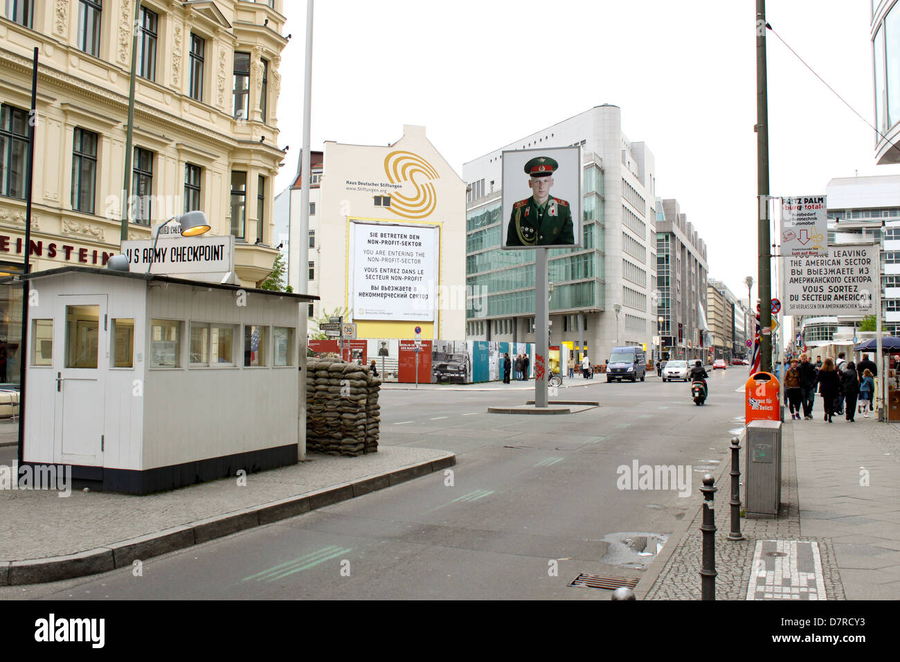 BERLIN - Mai 11: Checkpoint Charlie am 11. Mai 2010 in Berlin, Deutschland. Stockfoto