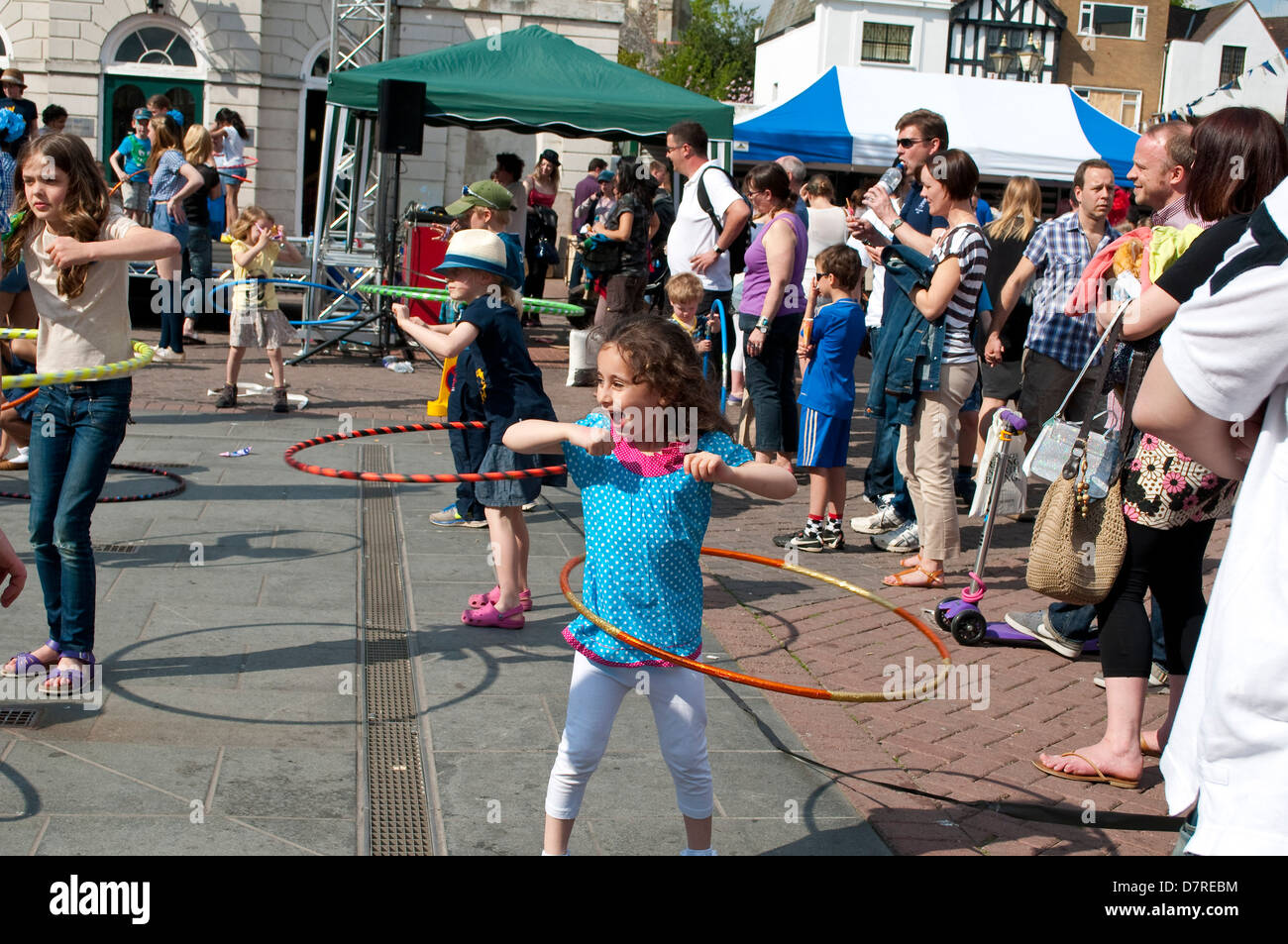 Kinder spielen Hula Hoop Reifen im Mai Merrie Festival, Kingston upon Thames, Großbritannien Stockfoto