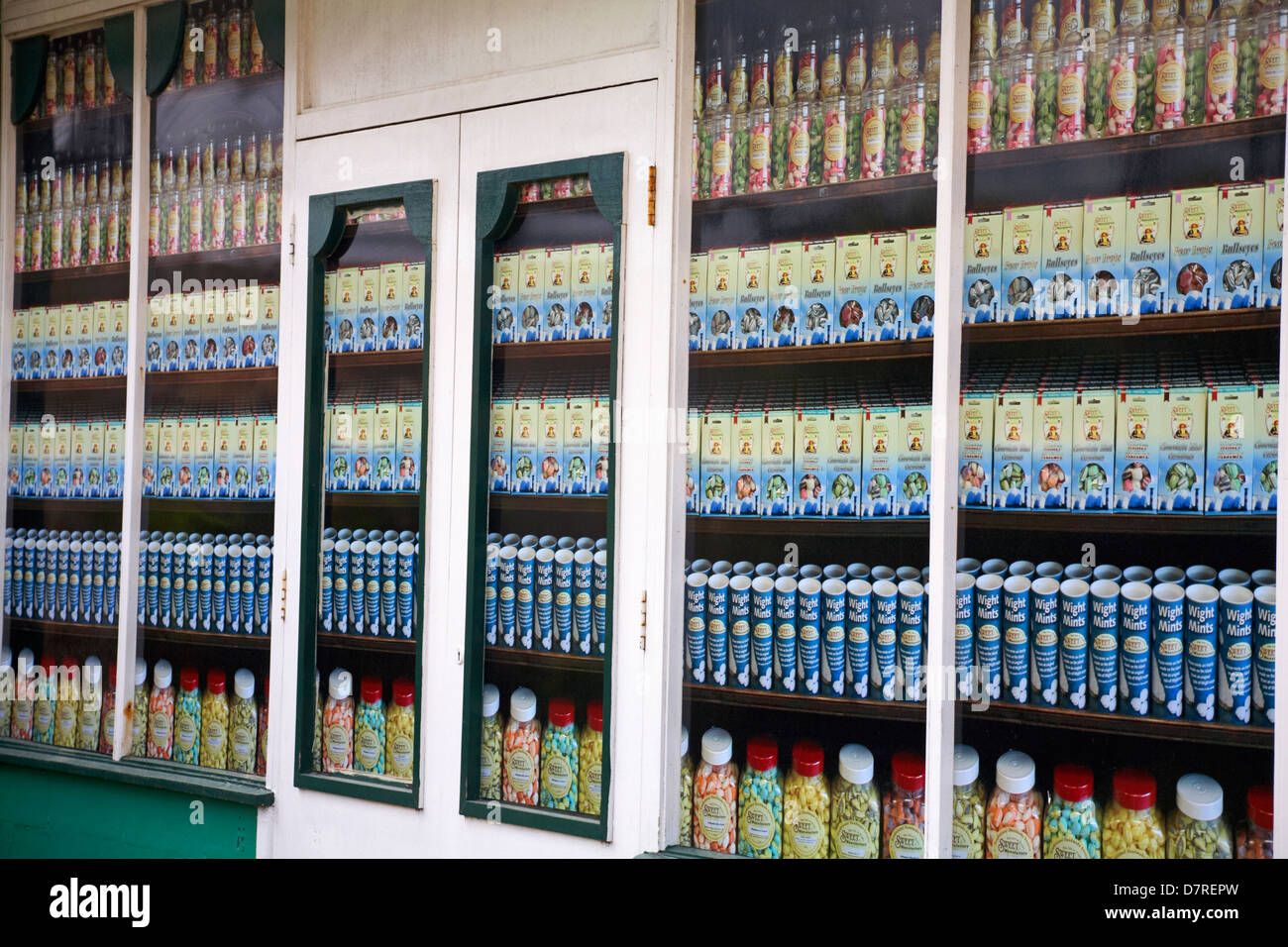 Gläser von Süßigkeiten im Fenster der Sweet Shop an Alum Bay, Isle of Wight, Hampshire Großbritannien im Mai Stockfoto