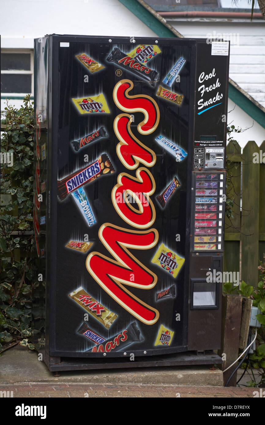 Mars cool fresh Snacks Verkaufsautomat in Alum Bay, Isle of Wight, Hampshire UK im Mai - Lebensmittelspender Snack Dispenser Stockfoto