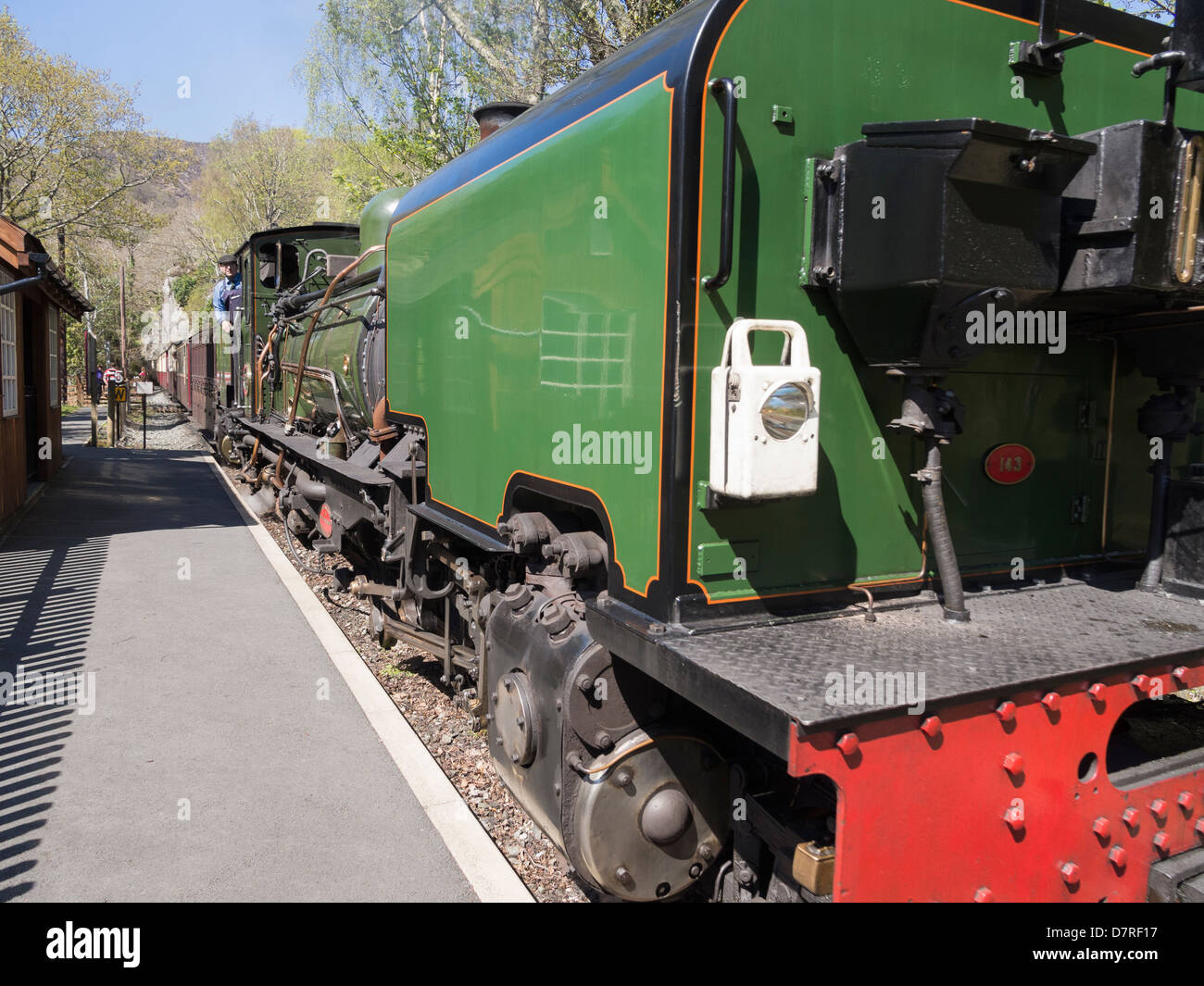 Welsh Highland Railway Schmalspur-Dampfzug Ankunft in der Station in Snowdonia. Nantmor, Gwynedd, North Wales, UK, Großbritannien Stockfoto