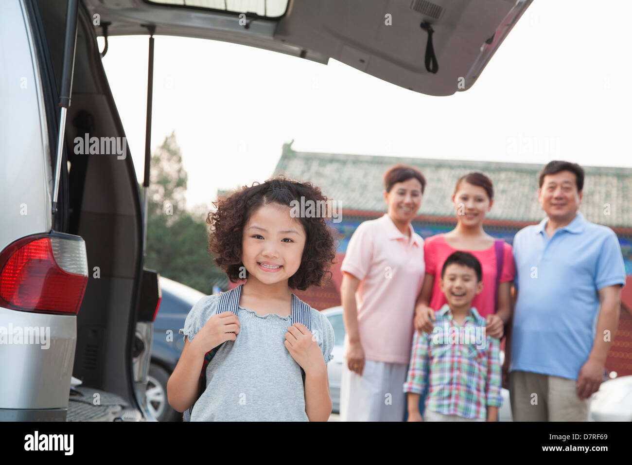 Porträt eines Mädchens mit ihrer Familie im Hintergrund Stockfoto