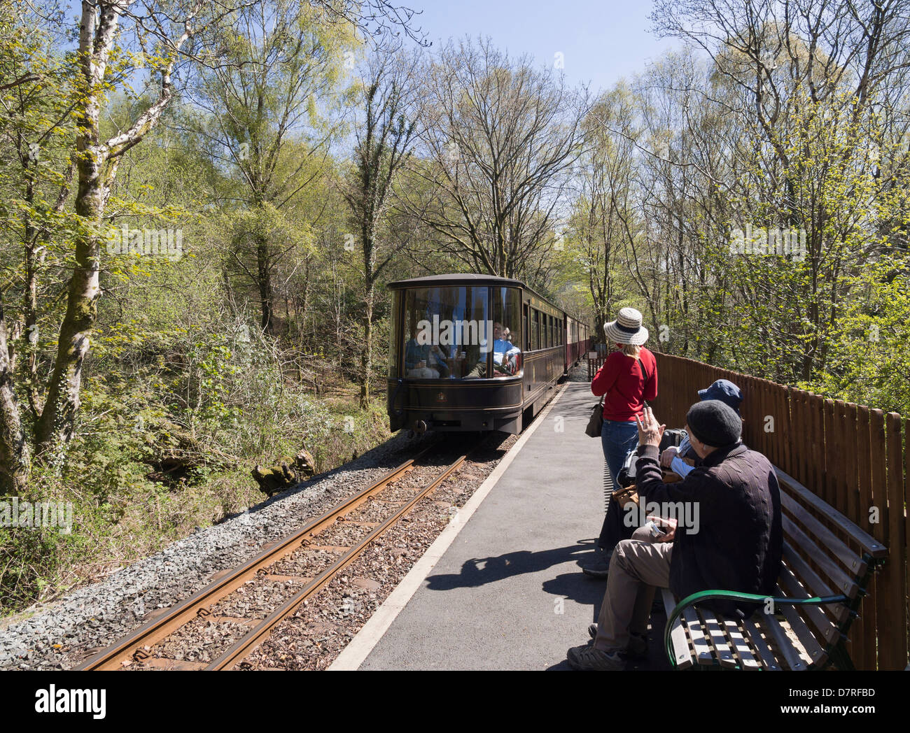 Welsh Highland Railway Bahnhof verlassen in Snowdonia. Nantmor, Gwynedd, North Wales, UK, Großbritannien Stockfoto