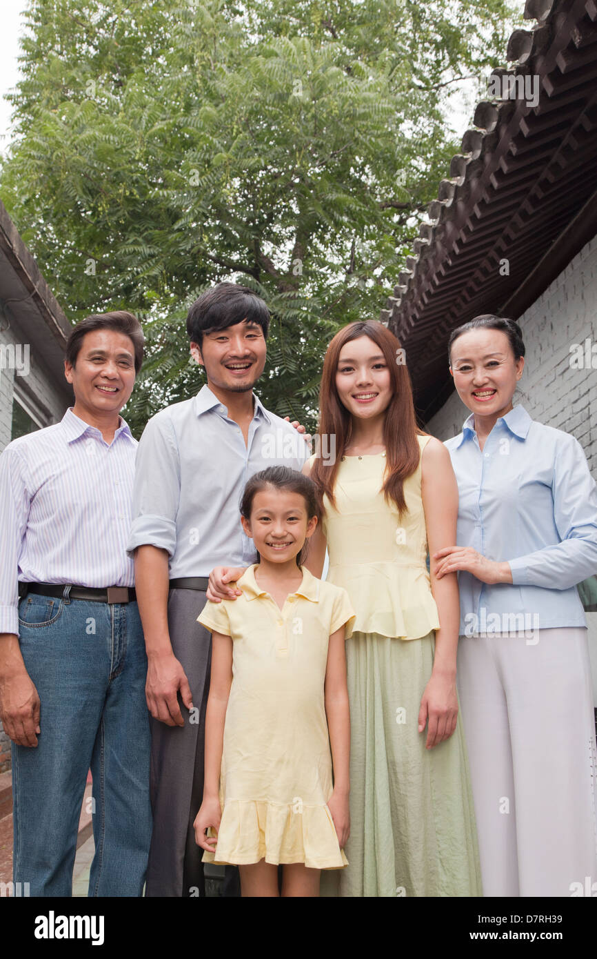 Drei-Generationen-Familie in einem Innenhof Stockfoto