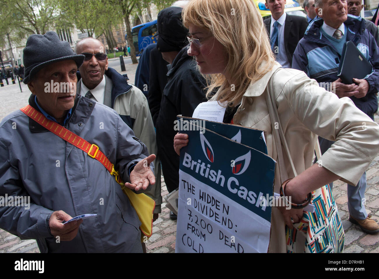 London, UK. 13. Mai 2013. Eine Protest-Veranstalter plaudert mit eines der viele älteren Menschen, die die AGM Centrica in Westminster besuchte. Bildnachweis: Paul Davey/Alamy Live-Nachrichten Stockfoto
