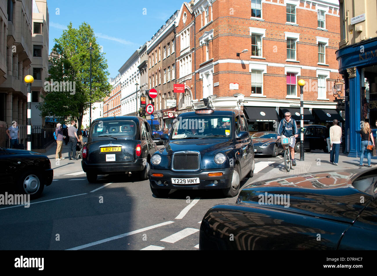 Taxis am Grenzübergang Endell Street / Long Acre, Covent Garden, London, UK Stockfoto