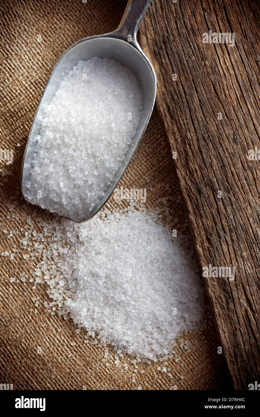 weißes Salz in Metall Kugel Stockfoto