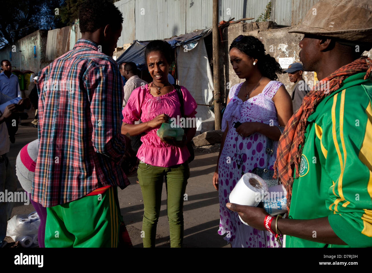 Frauen Schnäppchen für ein Element auf der Straße in Addis Abeba, Äthiopien. Stockfoto
