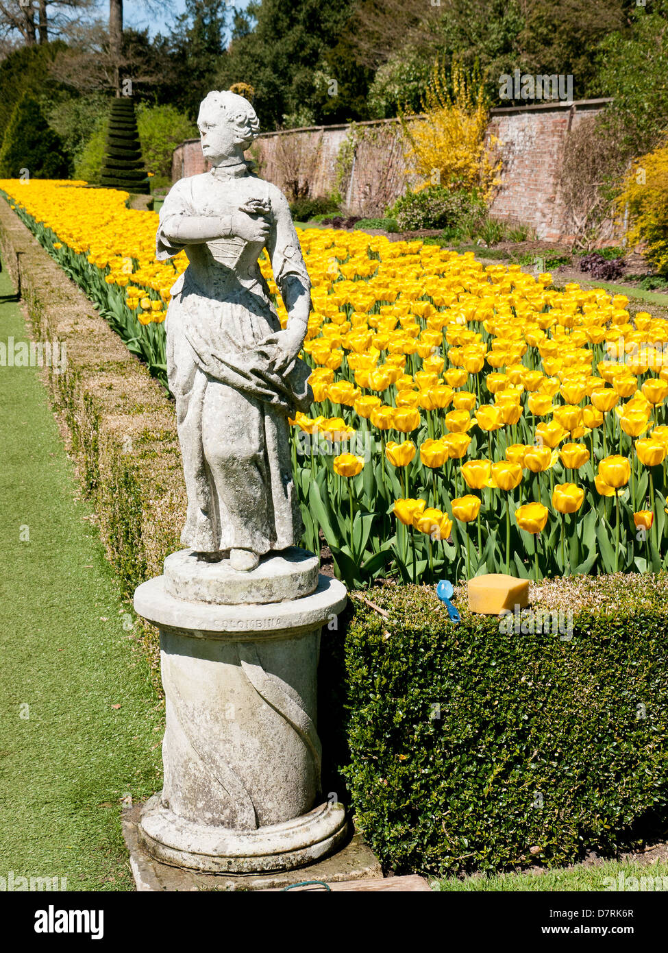 Skulptur unter den Tulpen in der Lange Garten Cliveden House, National Trust Property, Bucks, Großbritannien Stockfoto