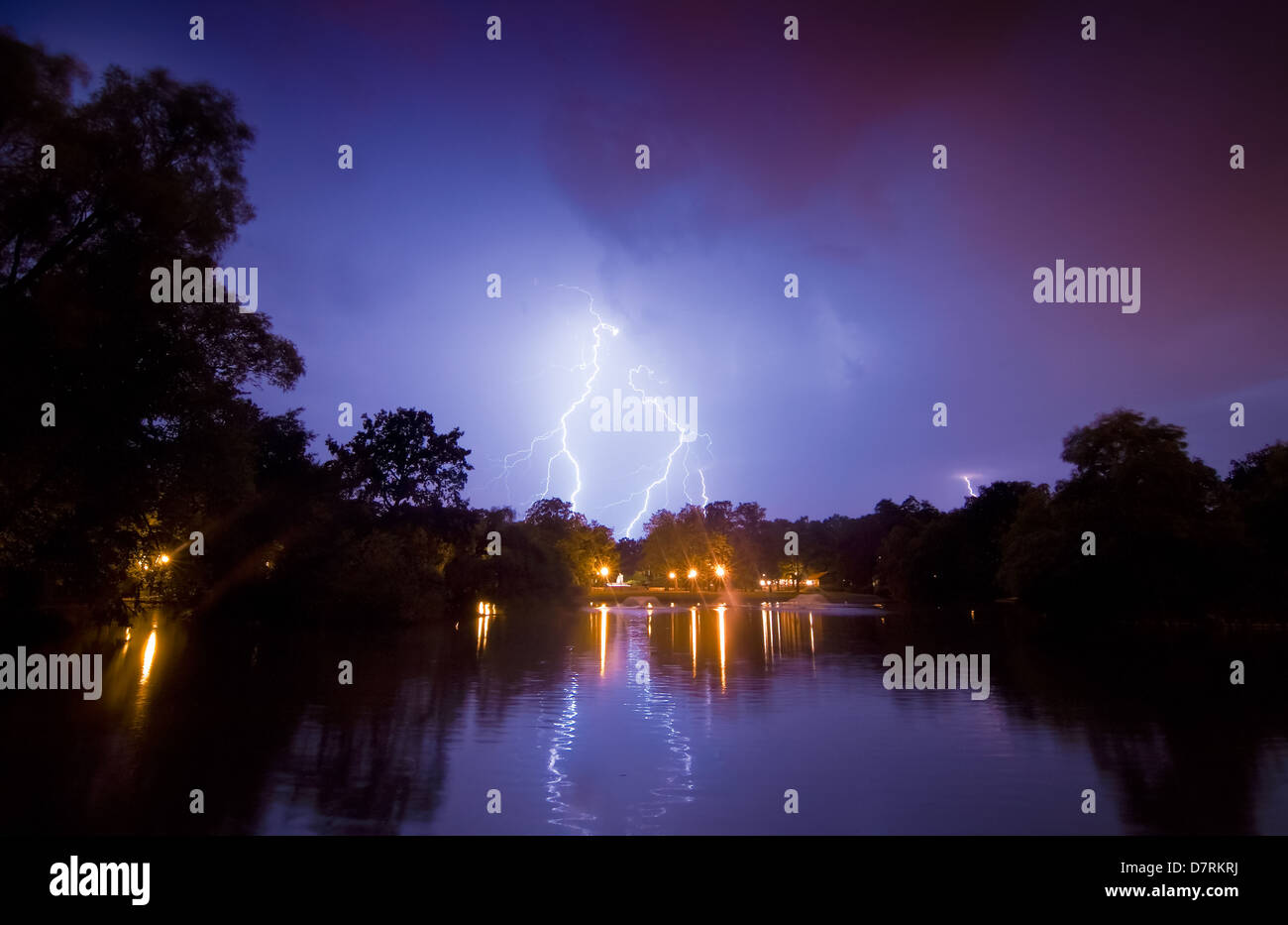 Nacht Sturm. Blitze über den großen Teich und ihre Spiegelungen im Wasser. Stockfoto