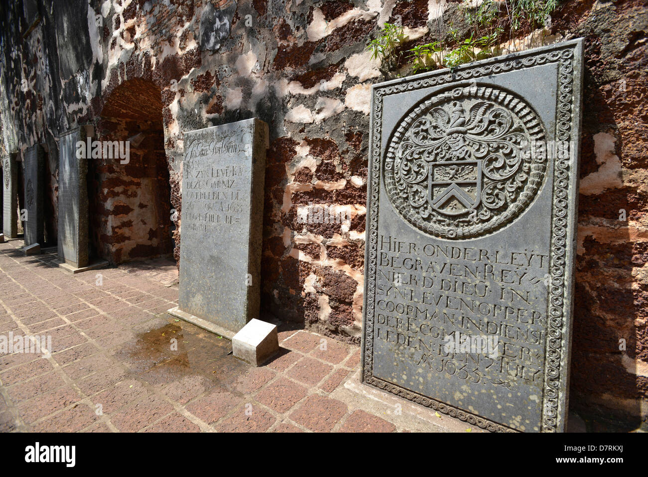 Asien Malaysia Malacca holländische Grabsteine im Innenhof der St. Pauls Kirche Stockfoto