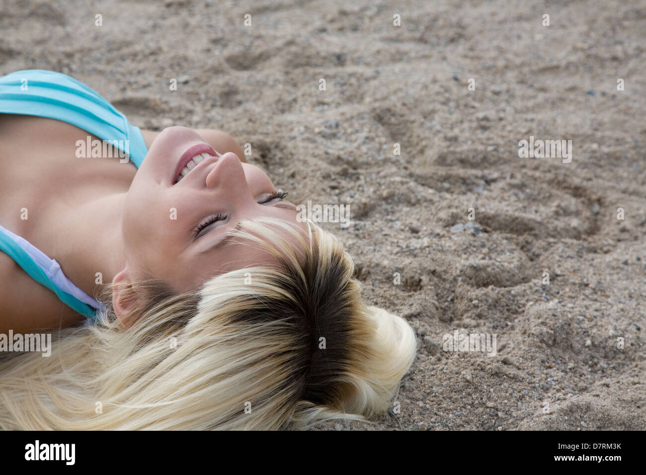 Frau, blond, Valentine, ausruhen, entspannen, sand, Sonne, Strand, sand, Lächeln, Herz, Zeichnung Stockfoto