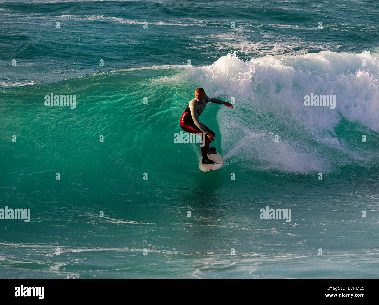 Ein Surfer in Aktion am Fistral Beach in Newquay, Cornwall. VEREINIGTES KÖNIGREICH. Stockfoto