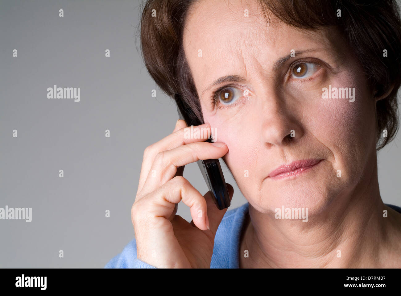 Senior, Frau, neue Technologie, Handy, Mobile, genießen, nachdenklich, nicht sicher, in Linie Stockfoto