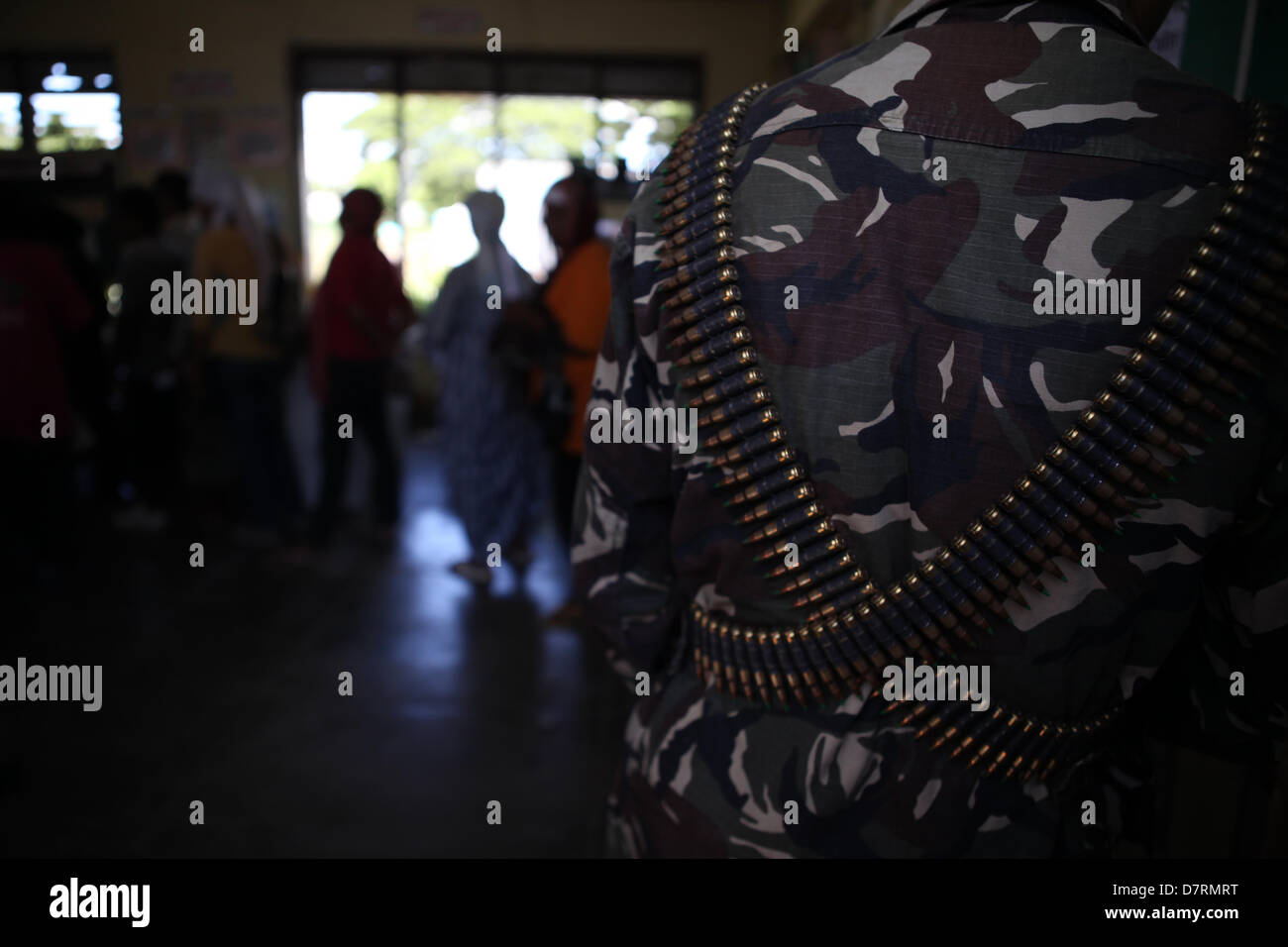 Shariff Aguak, Philippinen, 13. Mai 2013. Bewohner stimmen ihre bei der Abhaltung der Halbzeitwahl im südlichen philippinischen Stadt Shariff Aguak in Maguindanao, 13. Mai 2013. Wahlen in der Region von Gewalt mit sieben Leuten Toten überschattet, und mehrere andere verletzt bundesweit. Das Militär warf die rote Warnung in der Region, da die Kommission zu Wahlen vertrat sie den politischen Prozess zu sichern. Kredit: Jeoffrey Maitem /Alamy Live-Nachrichten Stockfoto