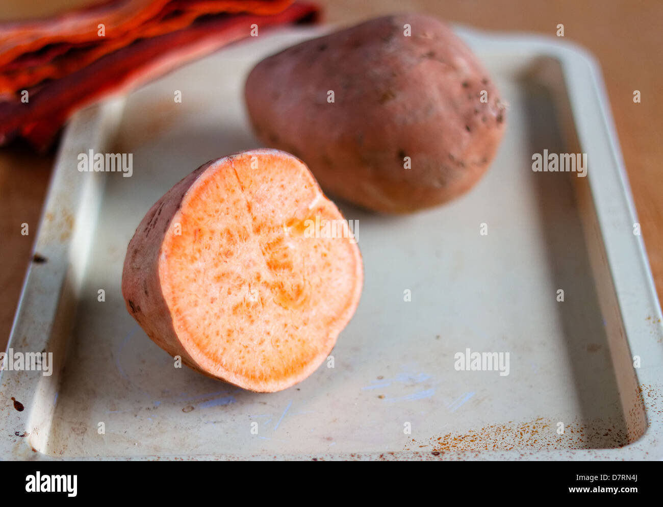 Yams oder Süßkartoffeln auf Backblech Stockfoto