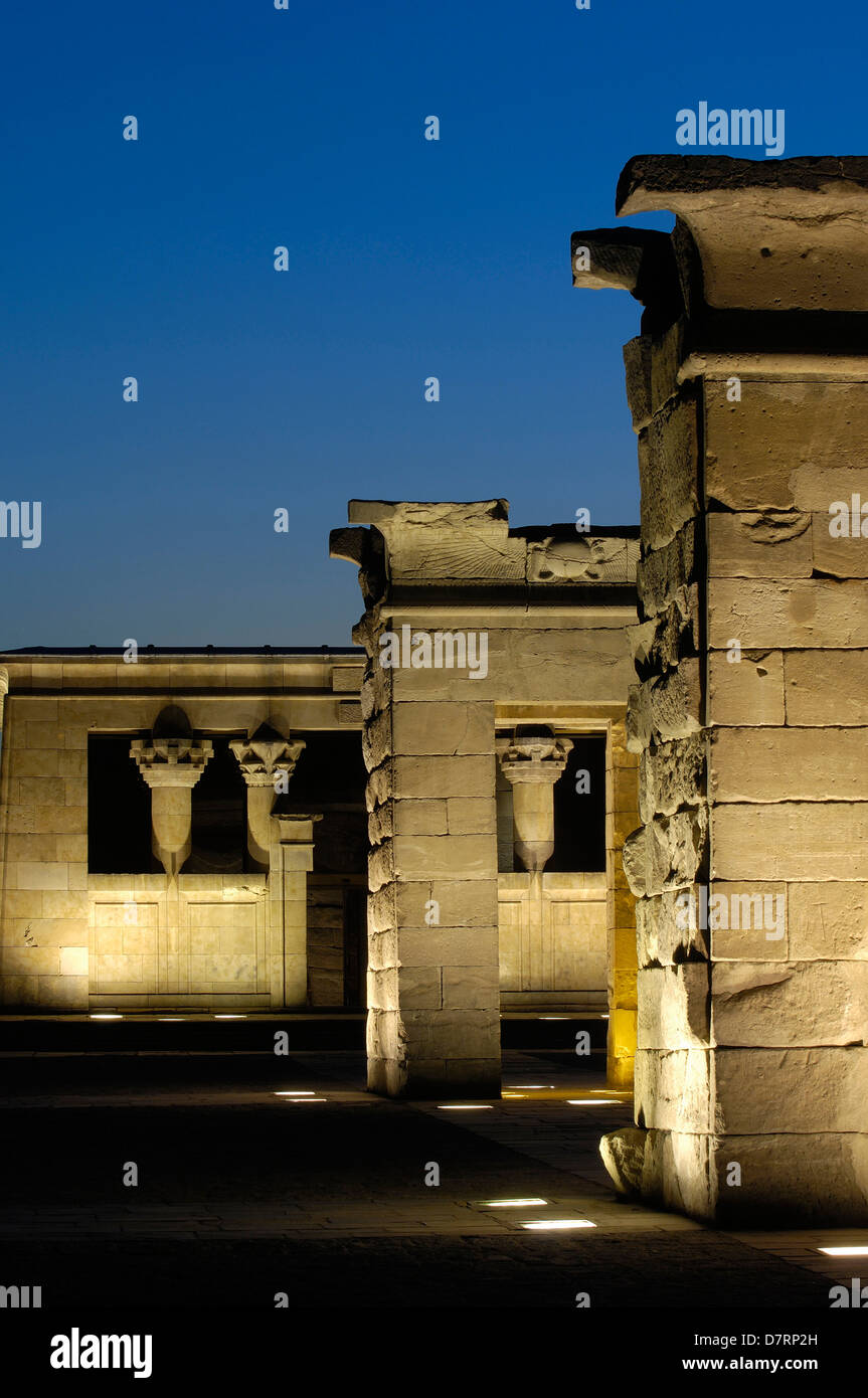 Ägyptische Tempel von Debod (2. Jh. v. Chr.) in der Abenddämmerung, Madrid. Spanien Stockfoto