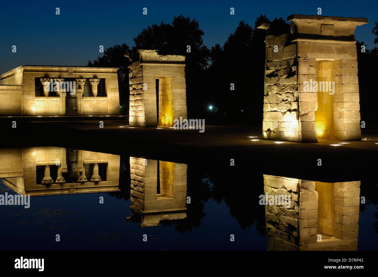 Ägyptische Tempel von Debod (2. Jh. v. Chr.) in der Abenddämmerung, Madrid. Spanien Stockfoto