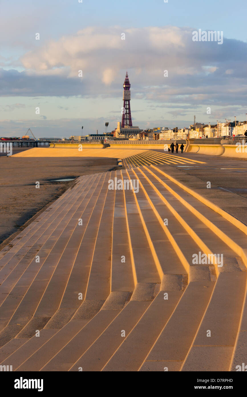 Blackpool, Lancashire, England. Blick entlang des Strandes in Richtung Turm. Stockfoto