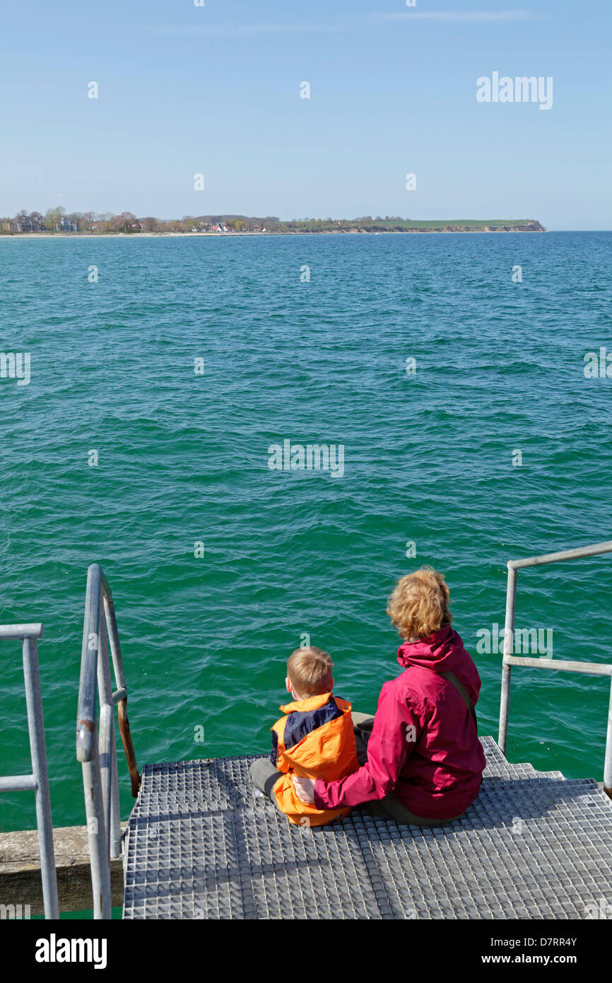 eine Mutter und ihr junger Sohn Blick auf die Steilküste in der Nähe von Boltenhagen, Ostseeküste, Mecklenburg-West Pomerania, Deutschland Stockfoto