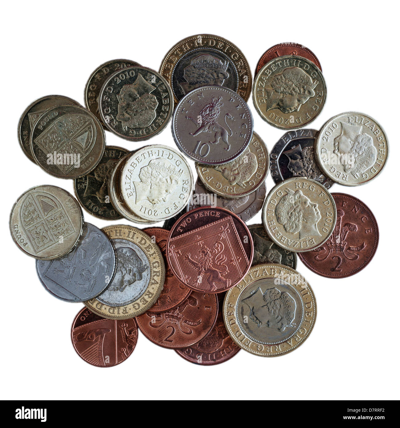 Gemischte englische Münzen einschließlich Pfund und Pence auf weißem Hintergrund Stockfoto