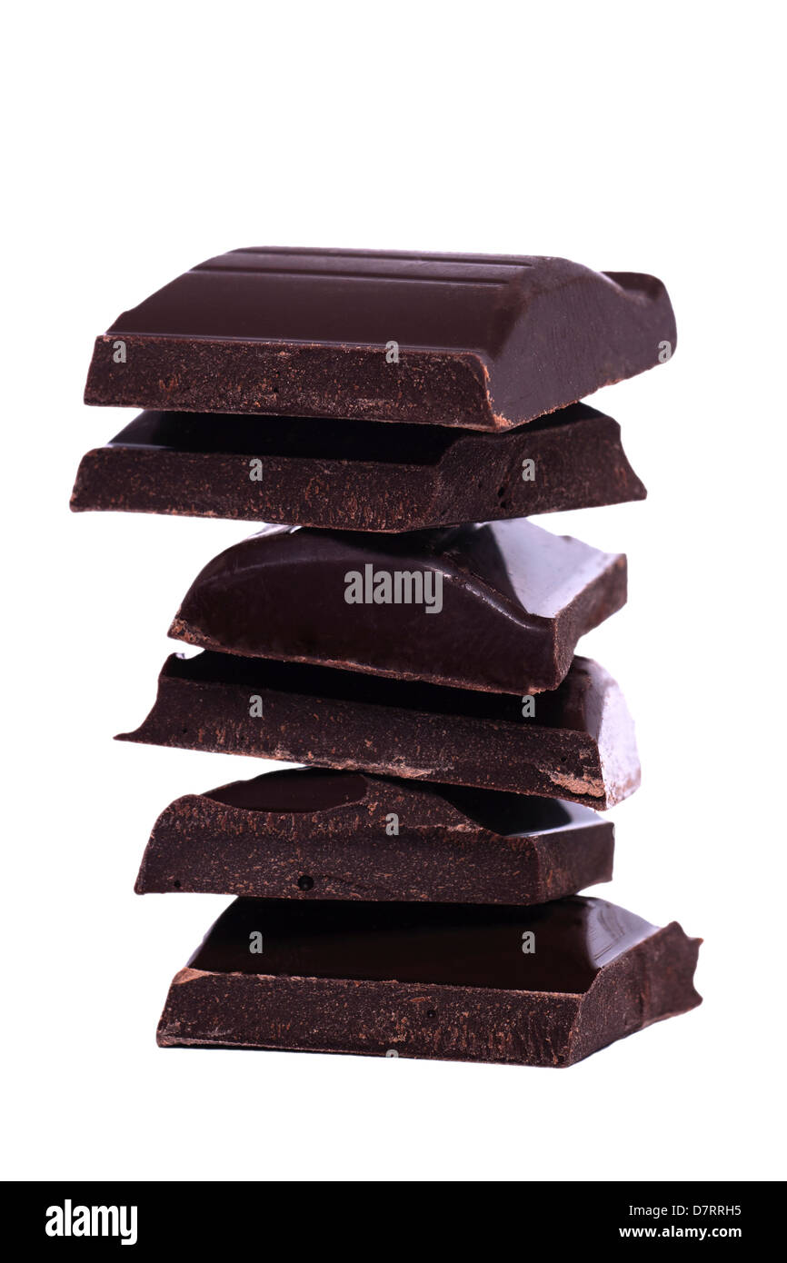 Ein Stapel von Zartbitter-Schokolade auf einem weißen Hintergrund Stockfoto