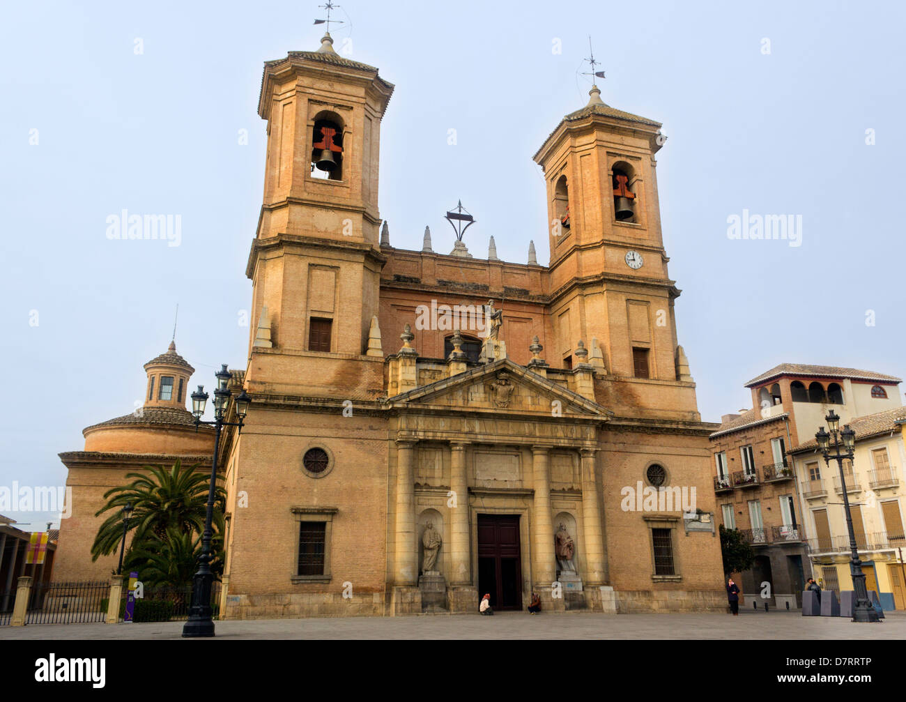 Die Kirche von Santa Fé, Plaza de Armas, Santa Fé, Provinz Granada, Spanien. Stockfoto