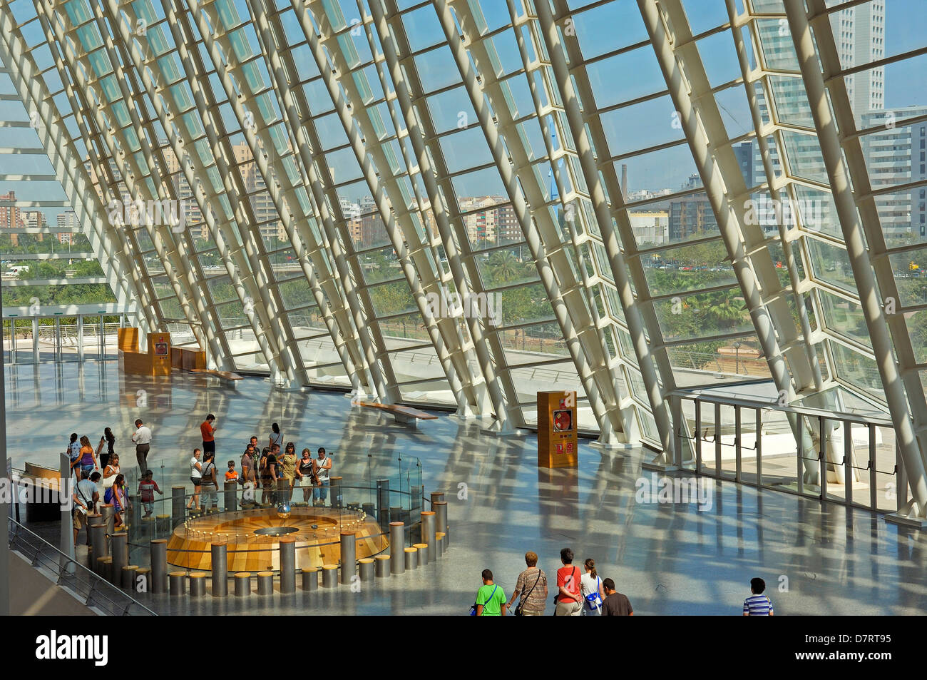 Foucault Pendel im Museo de Las Ciencias Príncipe Felipe. Stadt der Künste und Wissenschaften von Santiago Calatrava. Comunidad Valencia Stockfoto Foucault Pendel im Museo de Las Ciencias Príncipe Felipe. Stadt der Künste und Wissenschaften von Santiago Calatrava. Comunidad Valencia Stockfoto