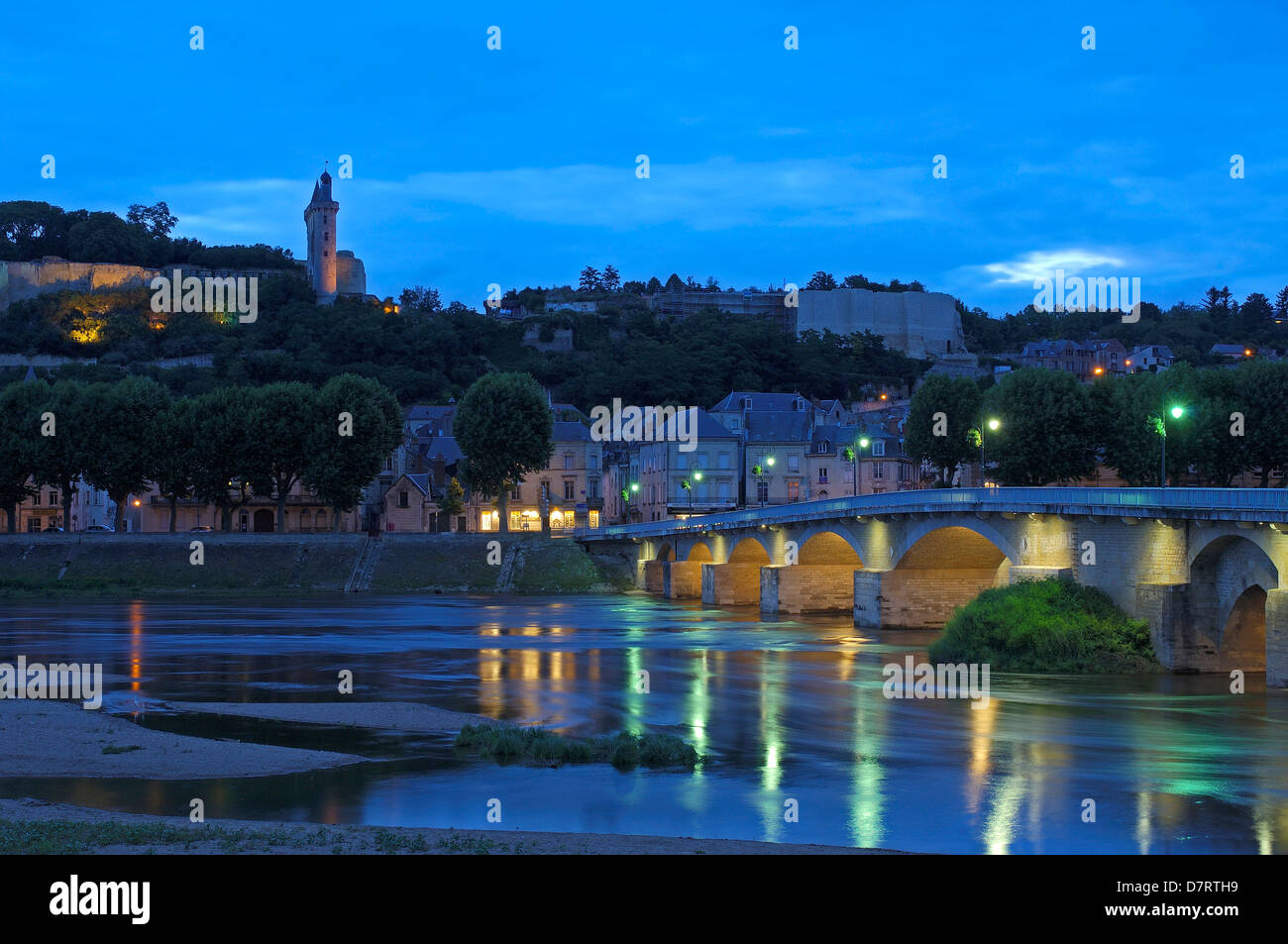 Burg Chinon und Vienne River in der Abenddämmerung. Chinon, Indre et Loire Handelsverträge, Loire-Tal. Frankreich Stockfoto