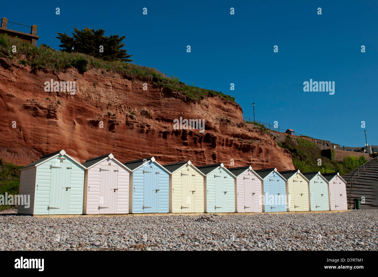 Strand Hütten und Klippen, Budleigh Salterton, Devon, England, UK Stockfoto