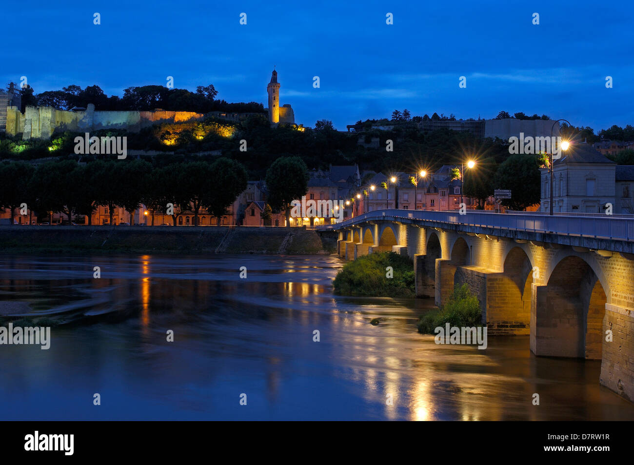 Burg Chinon und Vienne River in der Abenddämmerung. Chinon, Indre et Loire Handelsverträge, Loire-Tal. Frankreich Stockfoto